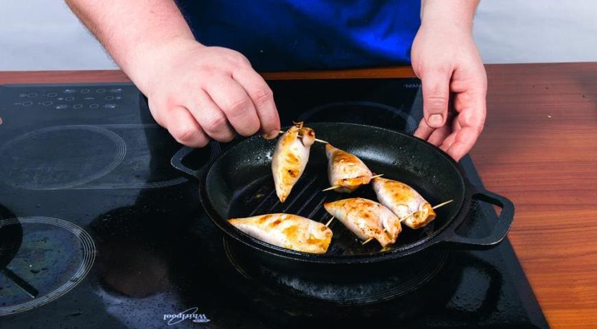 Разогрейте сковороду-гриль и смажьте оливковым маслом. Жарьте кальмаров по 2 мин. с каждой стороны, до готов­ности. Переложите кальмары, фаршированные сыром на блюдо и полейте соусом. Подавайте на стол с дольками лимона.